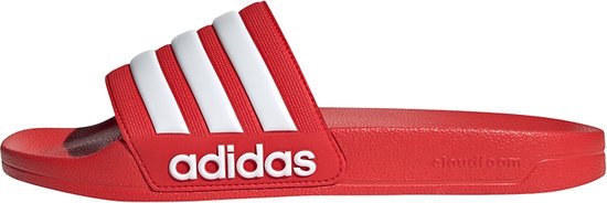 Rode teenslipper met witte strepen, 'adidas' logo en 'cloudfoam' op de zool.