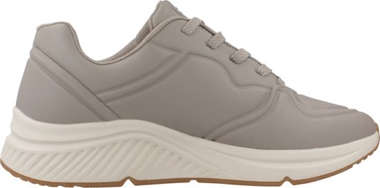 Baskets grises claires avec une semelle blanc cassé et lacets.
