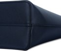 Gros plan du fond d'un sac fourre-tout bleu marine, montrant les coutures et les bords.