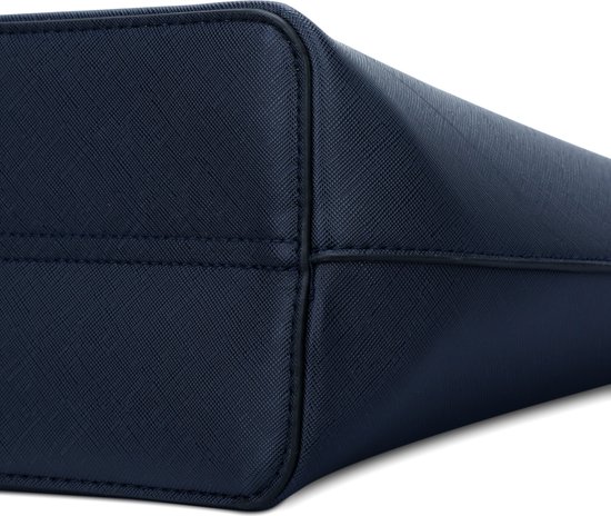 Gros plan du fond d'un sac fourre-tout bleu marine, montrant les coutures et les bords.