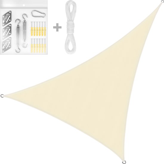 Een beige driehoekig schaduwdoek, met een set bevestigingsmateriaal en een stuk touw ernaast.