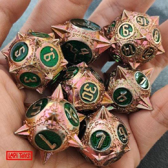 7 gouden metalen dobbelstenen met roze accenten en groene cijfers in een hand.