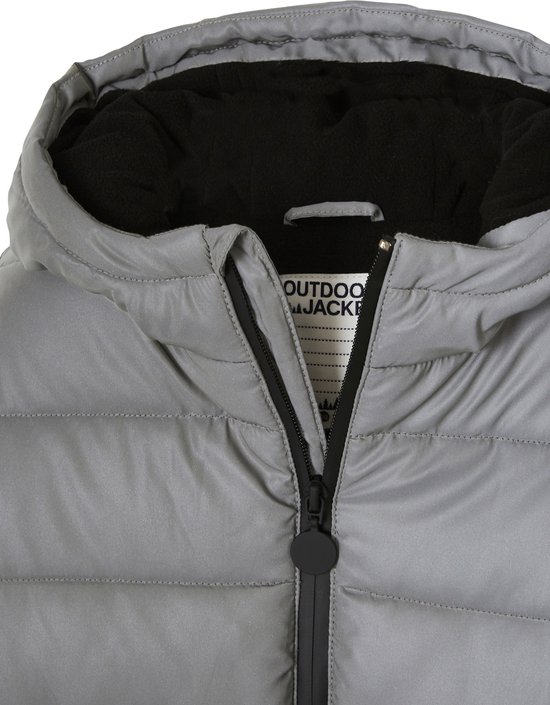 Grijze jas met capuchon en zwarte voering. Het label 'OUTDOOR JACKET' is zichtbaar.