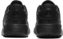 Achterkant van twee zwarte Nike Air Max sneakers met Nike Air logo op de hiel.