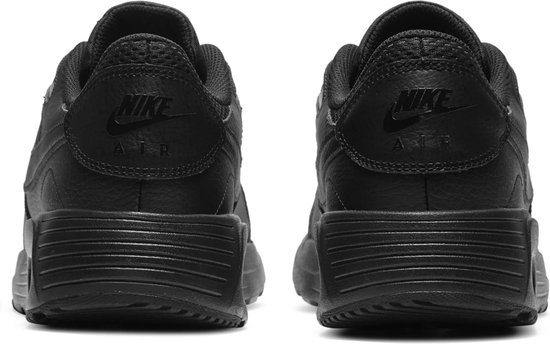 Achterkant van twee zwarte Nike Air Max sneakers met Nike Air logo op de hiel.