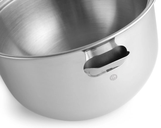 Close-up van de zijkant van een roestvrijstalen steelpan met een greep.