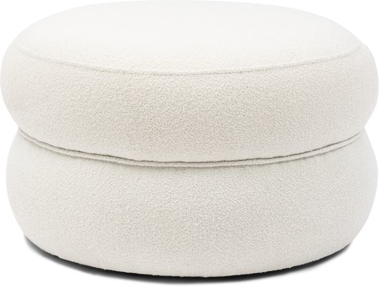 De Rivièra Maison Voetenbank San Remo is een ronde poef met een crèmekleurige bouclé stof.
