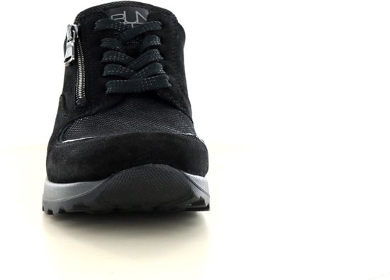 Vooraanzicht van een zwarte sneaker met rits en vetersluiting.