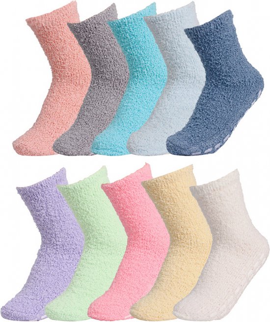 Rij van 10 pluizige huissokken in kleuren: roze, grijs, turquoise, lichtblauw, donkerblauw, paars, mintgroen, lichtroze, geel en wit.