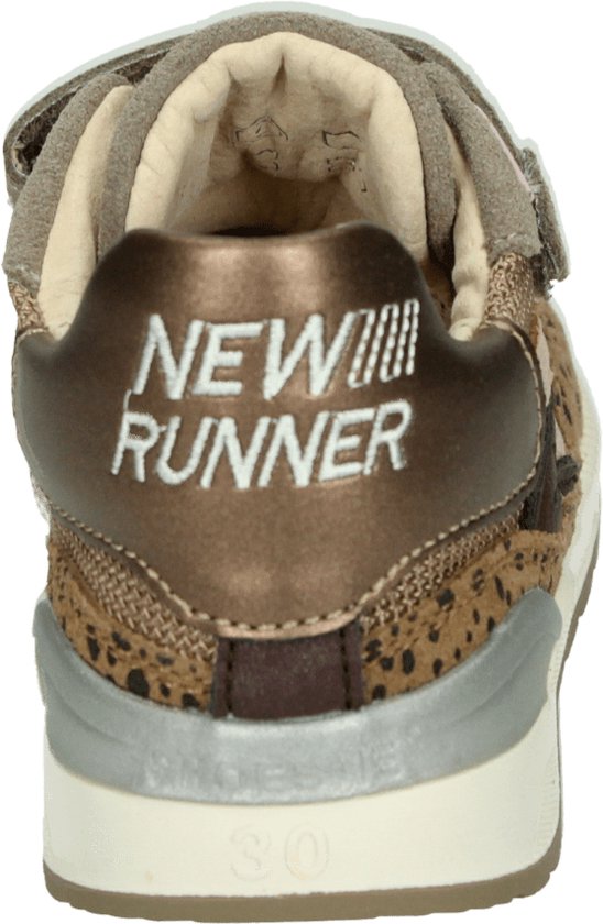 Achterkant van bruine sneaker met panterprint. "New Runner" op metalic koperen hak.