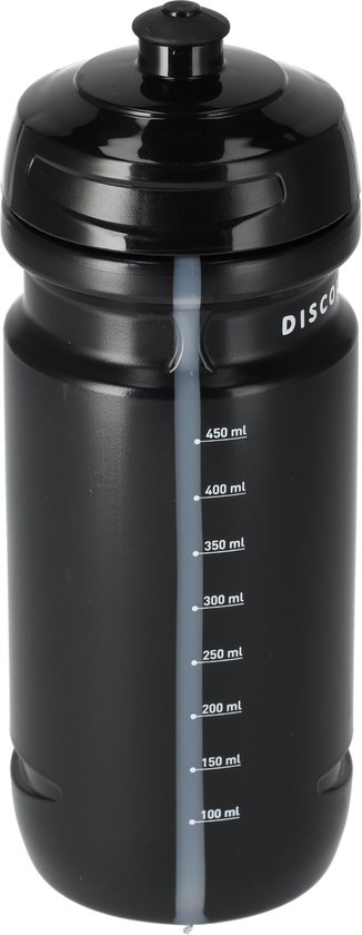 Zwarte sportfles van 600 ml met maatstreepjes (tot 450 ml) op een zwarte achtergrond.