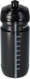 Zwarte sportfles van 600 ml met maatstreepjes (tot 450 ml) op een zwarte achtergrond.