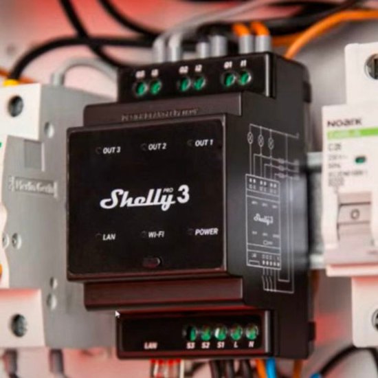 Zwarte Shelly Pro 3 DIN-railrelais met schema-opdruk, aangesloten in een schakelkast.