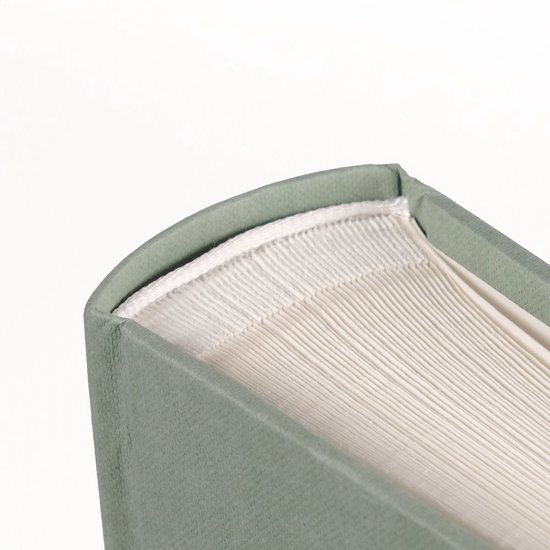 Lichtgroen fotoalbum, detail van de gebonden pagina's.