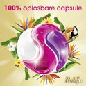 Een enkele Robijn Tropical wascapsule met de tekst '100% oplosbare capsule', omgeven door tropische bloemen.