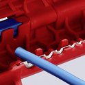 Close-up van een rode kabelstripper met een blauwe knop, waar een blauwe kabel wordt gestript.