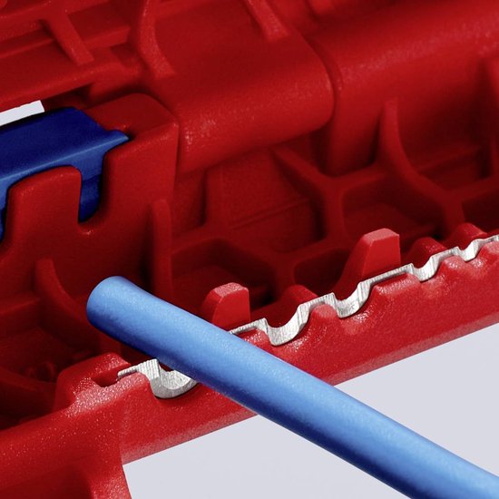 Close-up van een rode kabelstripper met een blauwe knop, waar een blauwe kabel wordt gestript.