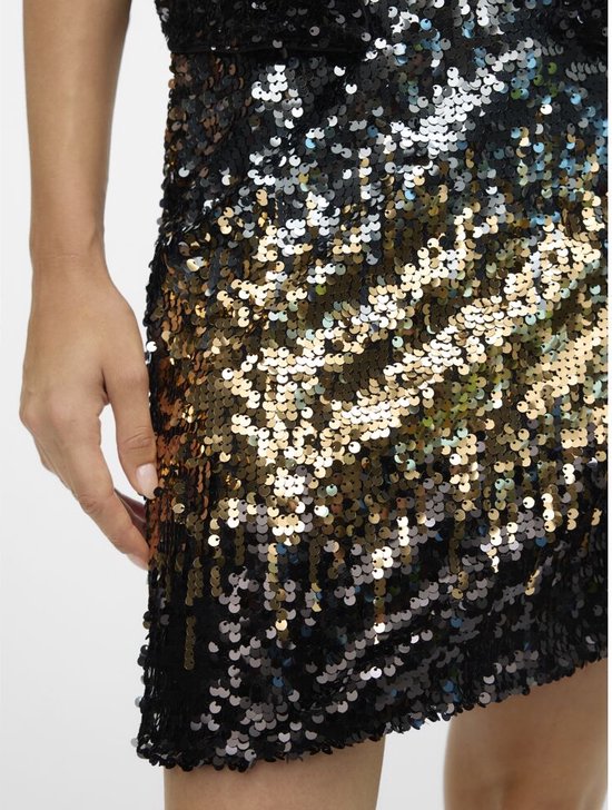 Detail van een rok met pailletten in zwart, goud en groen