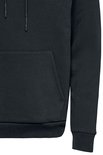 Detail van een zwarte hoodie met kangoeroezak en geribde zoom.