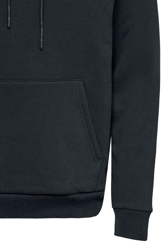 Detail van een zwarte hoodie met kangoeroezak en geribde zoom.