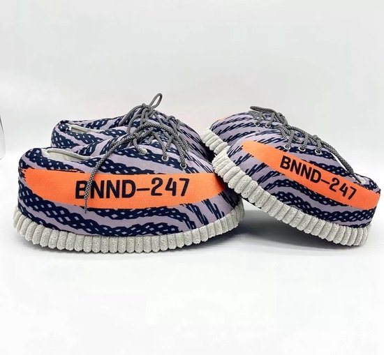 Paarse sloffen met grijze en zwarte strepen, oranje band met 'BNND-247' en grijze zolen.