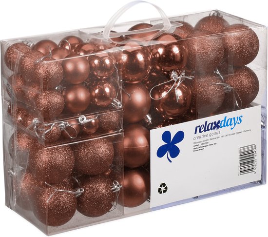 Doos met bruine kerstballen in verschillende glansafwerkingen en maten.