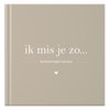 Een taupekleurig boek met de tekst 'ik mis je zo... herinneringen aan jou' en een hartje.