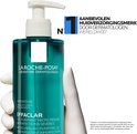 Hand houdt La Roche-Posay Effaclar Zuiverende Micro-Peeling Gel vast, met nummer 1 en tekst 'Aanbevolen huidverzorgingsmerk door dermatologen wereldwijd'.
