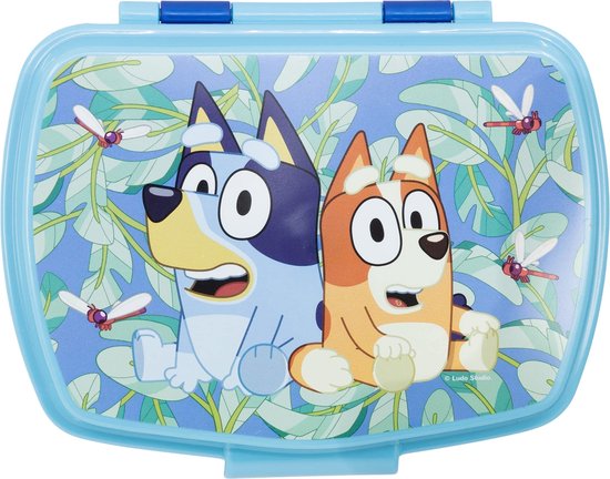 Sluiting van de blauwe broodtrommel met afbeelding van Bluey en Bingo.