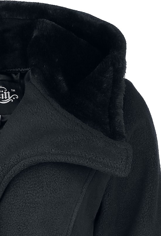 Zwarte jas met een kraag van imitatiebont en een fleece textuur.