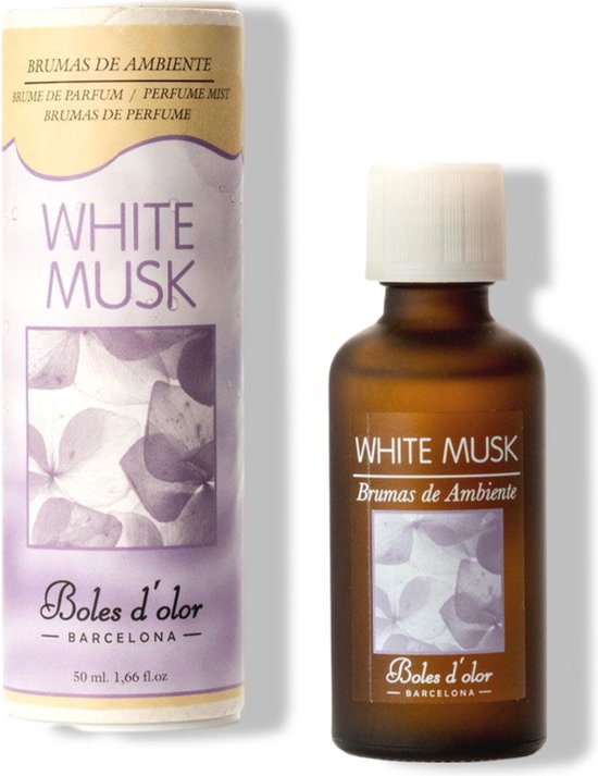 Een flesje amberkleurige geurmist met witte dop en label "WHITE MUSK Brumas de Ambiente" met zachtpaarse bloemenprint. Naast het flesje staat de verpakking met dezelfde print en tekst.