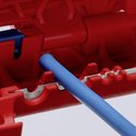 Rood ontmantelingsgereedschap met blauw element, met een blauwe kabel in de opening.