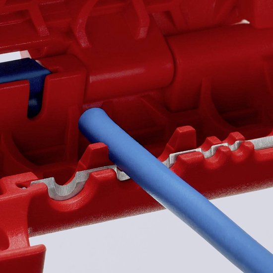 Rood ontmantelingsgereedschap met blauw element, met een blauwe kabel in de opening.