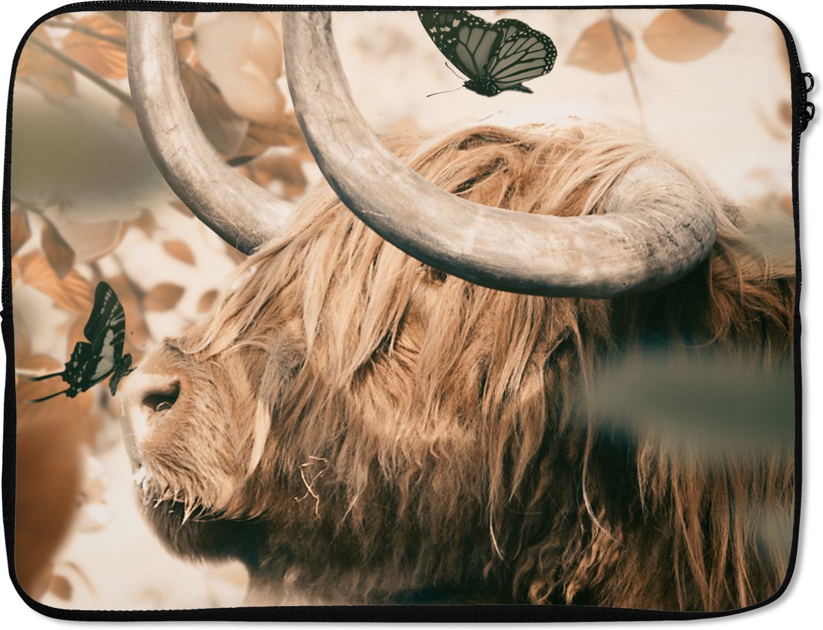 Laptophoes 15.6 inch - Schotse hooglander - Zon - Vlinders - Laptop sleeve - Binnenmaat 37x26 cm - Zwarte achterkant