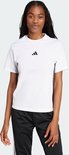 Model staat frontaal, draagt een wit t-shirt met zwart Adidas logo en sportbroek met strepen.