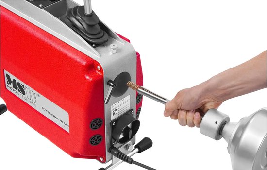Hand met spiraal om pijpreinigingsmachine te bevestigen.