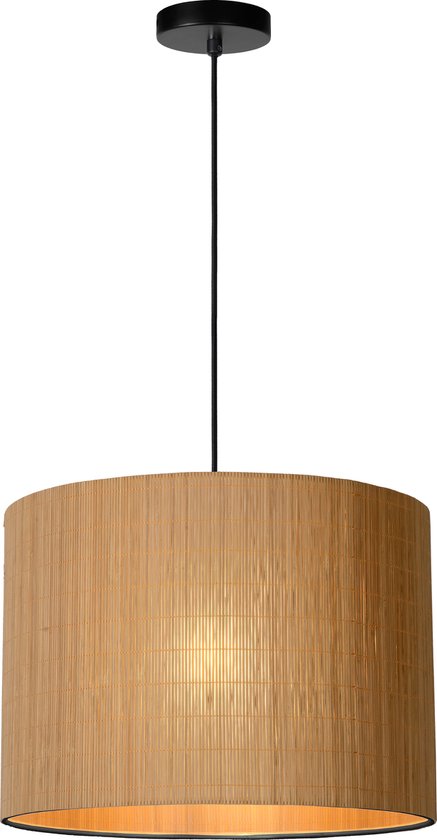 Cilindrische hanglamp met naturel bamboe kap en zwarte fitting.