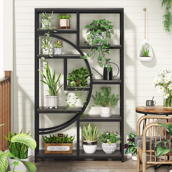 Houten en metalen boekenkast met 5 legplanken, gevuld met diverse kamerplanten in potten.