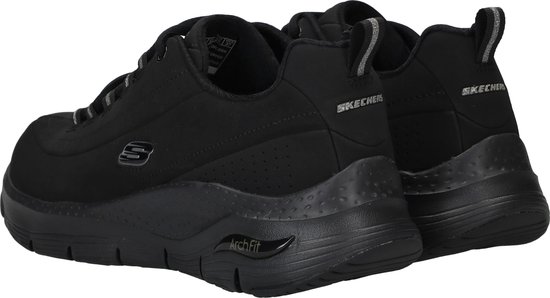 Achterkant van een zwarte Skechers Arch Fit sneaker met geponste details op de zool.