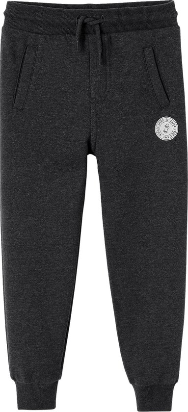 Donkergrijze joggingbroek met trekkoord, zakken en een ronde print met "SKATE SPIRIT FREE CAMP N° 23/64".
