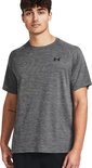 Man met grijs sportshirt met horizontale strepen en zwart Under Armour logo, model draagt een zwarte broek.