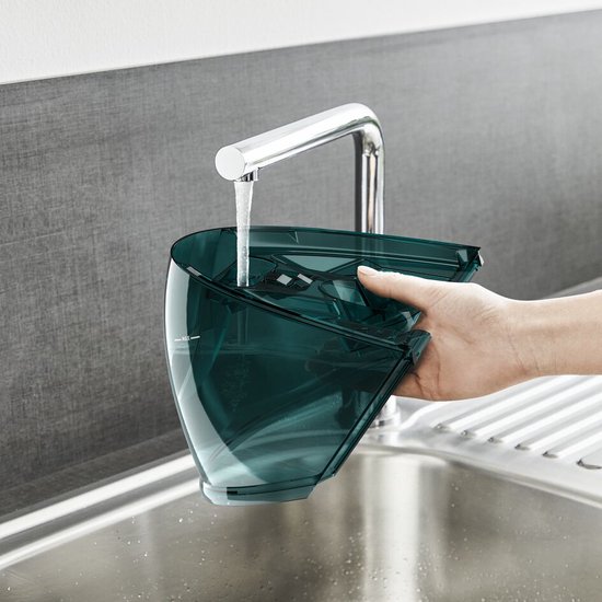 Donkergroen waterreservoir van een stoomgenerator wordt onder een kraan gevuld.