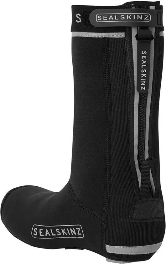 Zwarte Sealskinz fietsoverschoenen met reflecterende band en rits aan de achterkant. Logo op voorkant en achterkant.