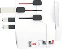 Witte SKROSS reisadapter met uitschuifbare Britse stekkers en 2x USB-poorten aan de zijkant.