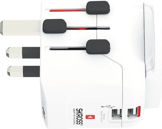 Witte SKROSS reisadapter met uitschuifbare Britse stekkers en 2x USB-poorten aan de zijkant.