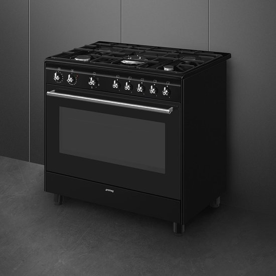 Zwart gasfornuis met 5 gaspitten en een oven met RVS handgreep.