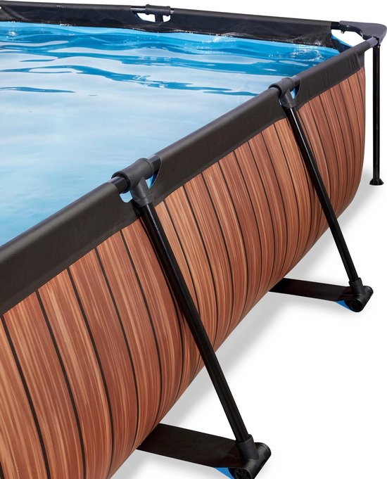 Detail van een rechthoekig zwembad met houten print op de zijkanten en een zwarte rand.