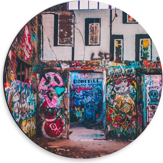 Dibond Wandcirkel - Gebouw met Gekleurde Graffiti Muren - 30x30cm Foto op Aluminium Wandcirkel (met ophangsysteem)