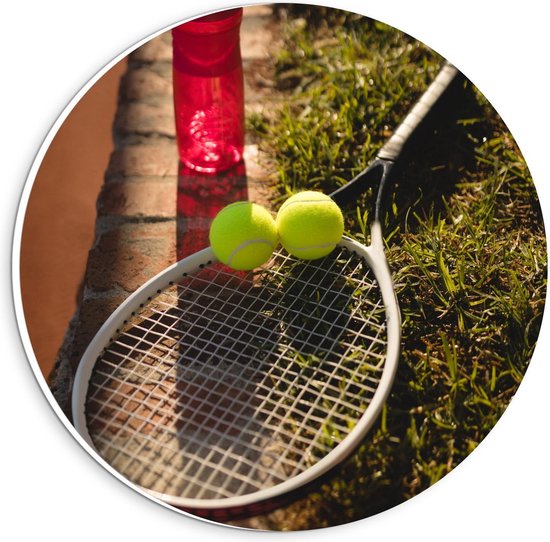 Forex Wandcirkel - Tennisracket met Ballen en Waterfles - 20x20cm Foto op Wandcirkel (met ophangsysteem)