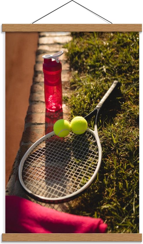 Schoolplaat – Tennisracket met Ballen en Waterfles - 40x60cm Foto op Textielposter (Wanddecoratie op Schoolplaat)